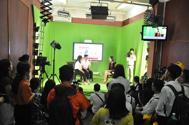 Học sinh tham gia trải nghiệm phòng thực hành Báo chí đa phương tiện