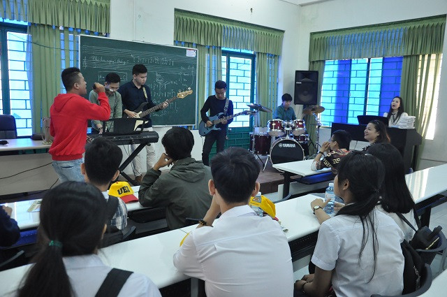 Học sinh hứng khỏi tham gia trải nghiệm môi trường học tập ngành Âm nhạc