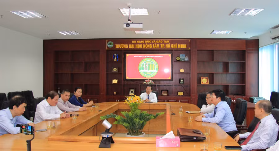 Ông Phan Văn Mãi, Chủ tịch UBND TPHCM làm việc với lãnh đạo Trường ĐH Nông Lâm TPHCM.