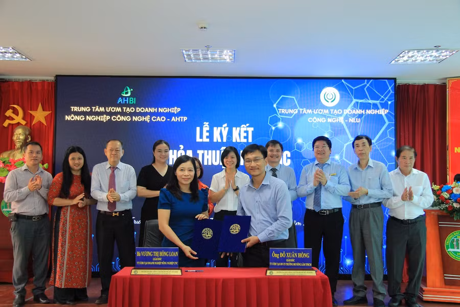 Trung tâm ươm tạo Doanh nghiệp nông nghiệp Công nghệ cao và Trung tâm ươm tạo Doanh nghiệp Công nghệ - Đại học Nông Lâm ký kết hợp tác.