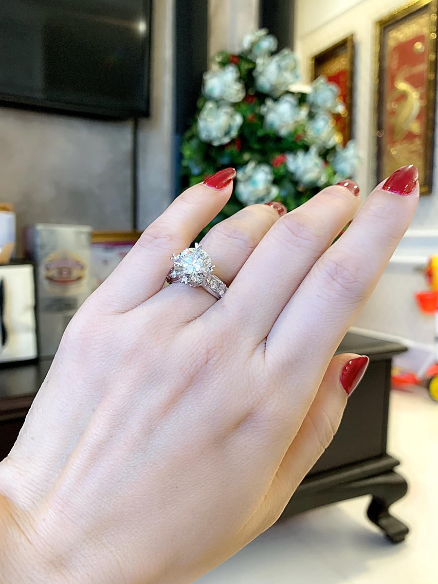 my nhan viet duoc tang nhan kim cuong: nhan ai "khung" nhat? - 1