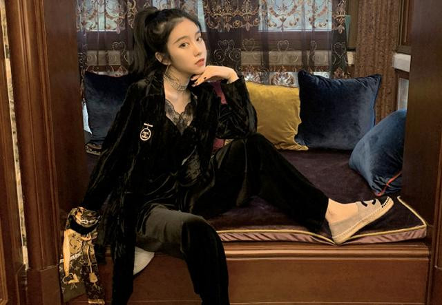 Hot girl khoe được mẹ tặng hơn 3 tỷ và ngôi nhà 16 tầng ảnh 1 hot girl khoe duoc me tang hon 3 ty va ngoi nha 16 tang khien dan mang choang vang - 1