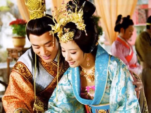 hoang de trung hoa chung tinh nhat: ca doi chi ben 1 nguoi hinh anh 4