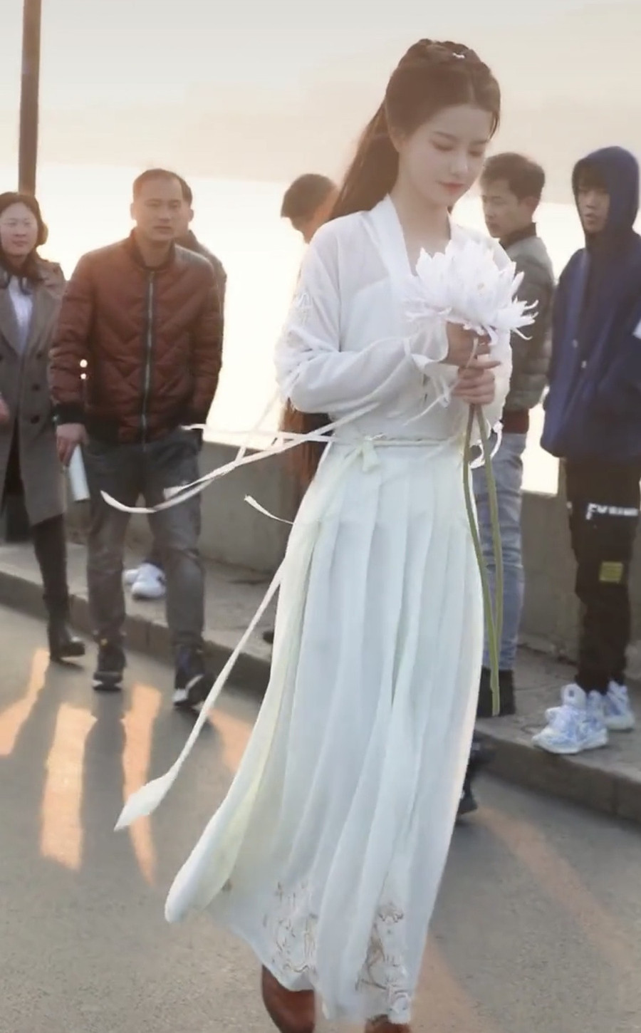 Xuất hiện nữ sinh với khí chất băng thanh ngọc khiết y hệt Tiểu Long Nữ, bước ra từ trường thi nghệ thuật - Ảnh 2. Xuất hiện nữ sinh với khí chất băng thanh ngọc khiết y hệt Tiểu Long Nữ, bước ra từ trường thi nghệ thuật - Ảnh 2.