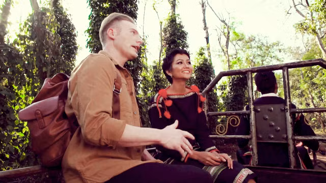 Thích thú H’Hen Niê lái xe công nông giữa núi rừng Tây Nguyên 