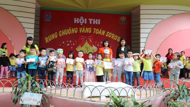 TS Nguyễn Thị Thanh - Hiệu trưởng nhà trường (Áo đen) trao giấy khen cho các thí sinh dự thi