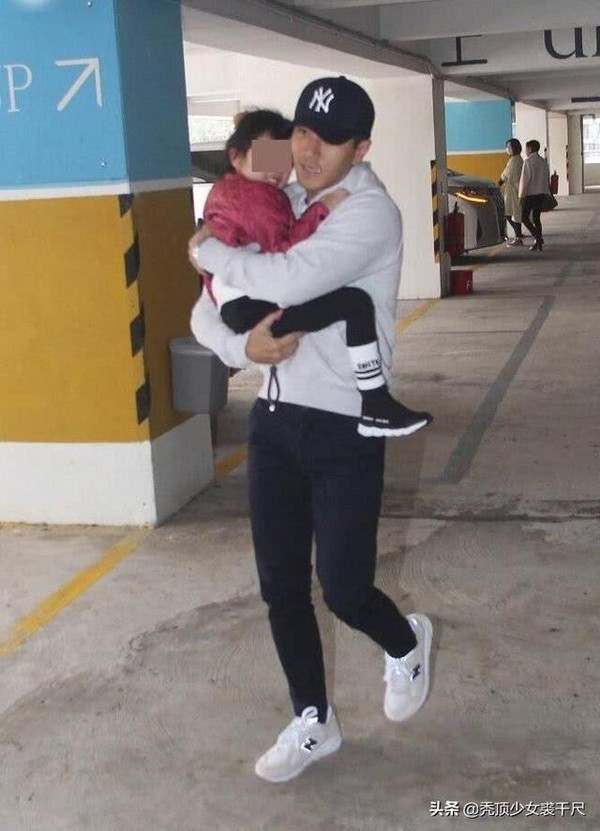 Sau khi được giải oan vụ hẹn hò với Tạ Đình Phong, Dương Mịch tiếp tục đến Hong Kong thăm bé Tiểu Gạo Nếp