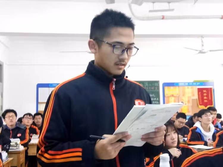 Lịch học 17 tiếng mỗi ngày của nam sinh Trung Quốc