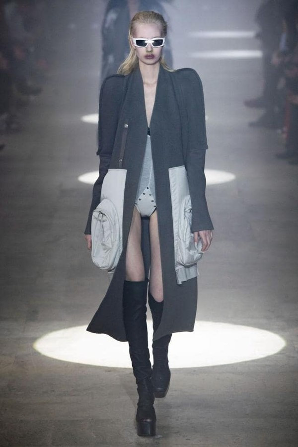 Nhà thiết kế Rick Owens làm khán giả hoảng sợ với dàn mẫu kì dị trên sàn catwalk ảnh 2 Từng người mẫu khoác trên mình từng bộ trang phục có thiết kế độc đáo của NTK Rick Owens.