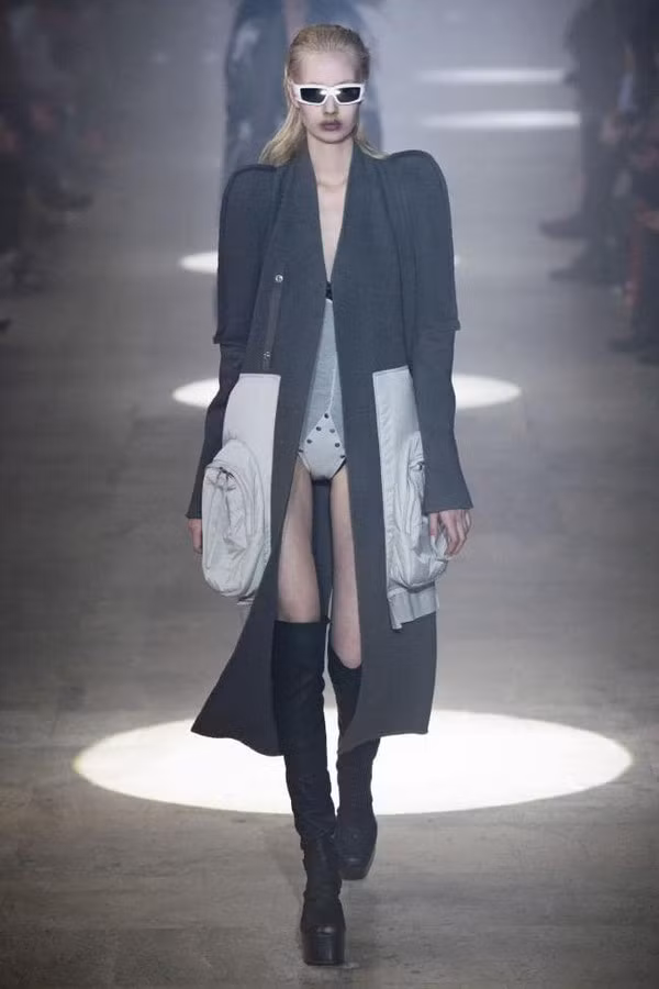 Từng người mẫu khoác trên mình từng bộ trang phục có thiết kế độc đáo của NTK Rick Owens.