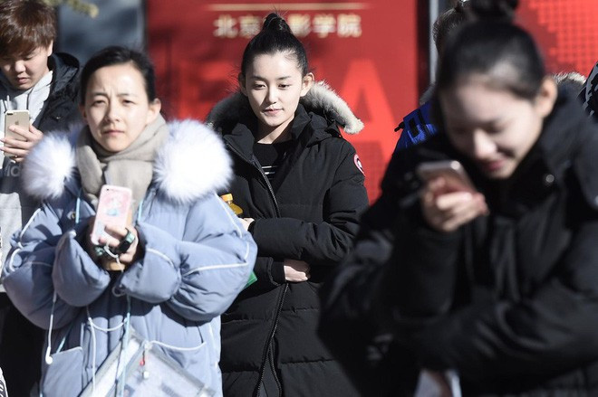 Xuất hiện nữ sinh với khí chất băng thanh ngọc khiết y hệt Tiểu Long Nữ, bước ra từ trường thi nghệ thuật - Ảnh 6. Xuất hiện nữ sinh với khí chất băng thanh ngọc khiết y hệt Tiểu Long Nữ, bước ra từ trường thi nghệ thuật - Ảnh 6.