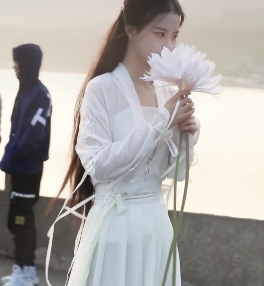 Xuất hiện nữ sinh với khí chất băng thanh ngọc khiết y hệt Tiểu Long Nữ, bước ra từ trường thi nghệ thuật - Ảnh 3. Xuất hiện nữ sinh với khí chất băng thanh ngọc khiết y hệt Tiểu Long Nữ, bước ra từ trường thi nghệ thuật - Ảnh 3.