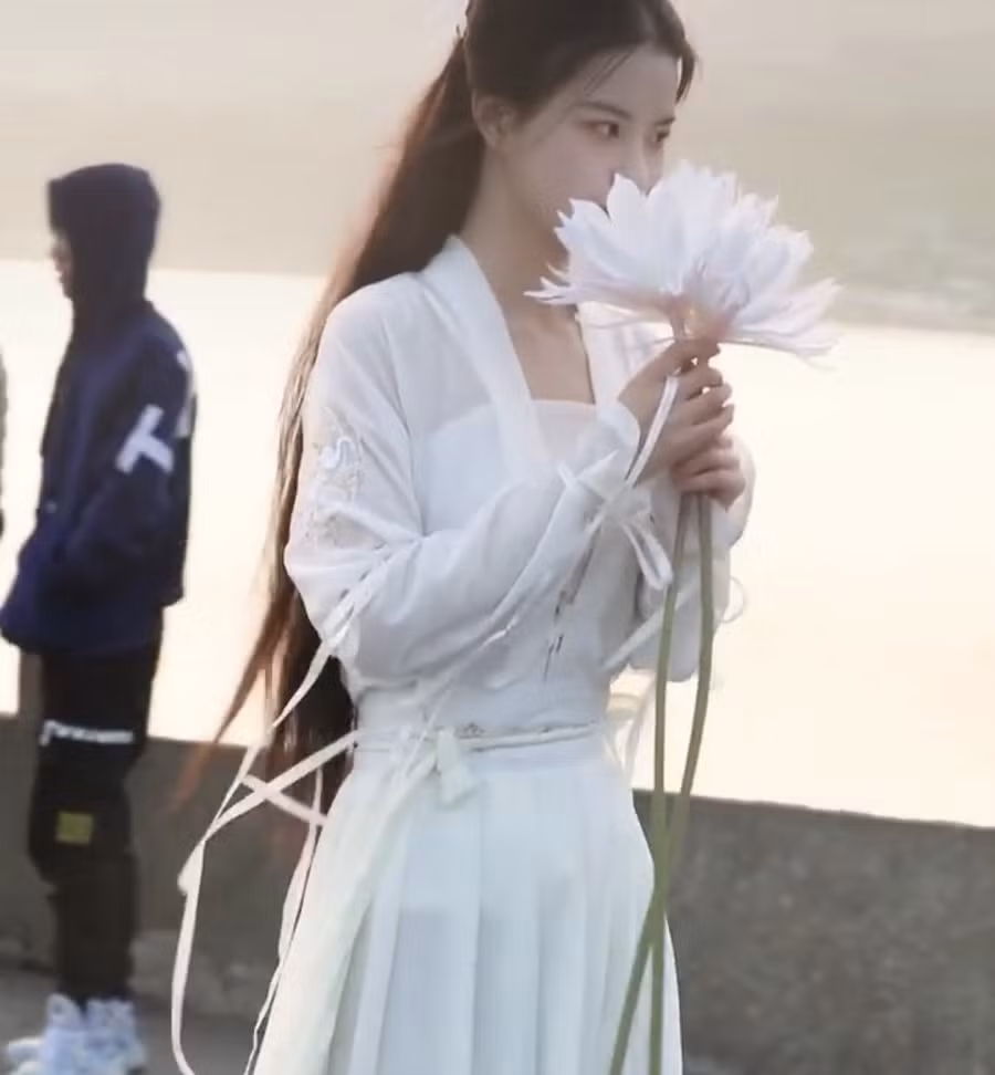 Xuất hiện nữ sinh với khí chất băng thanh ngọc khiết y hệt Tiểu Long Nữ, bước ra từ trường thi nghệ thuật - Ảnh 3.