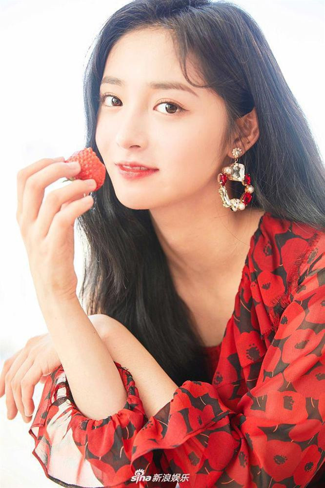 Dung mạo như hoa của mỹ nhân bị đồn hẹn hò với thiếu gia giàu nhất Trung Quốc ảnh 7 Dung mạo như hoa của mỹ nhân bị đồn cặp kè với thiếu gia giàu nhất Trung Quốc Vương Tư Thông-10