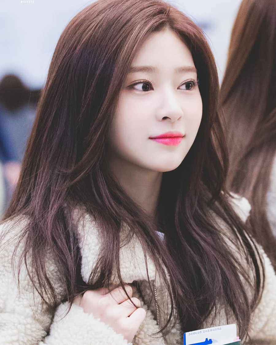 Kim Minjoo (I*ZONE): Thành viên của nhóm I*ZONE gây bão mạng khi vừa ra mắt nhờ thân hình chuẩn mẫu cùng nhan sắc xinh đẹp. Sinh năm 2001, Minjoo được đánh giá là có nhan sắc vượt trội nhiều đàn chị nổi tiếng. 5