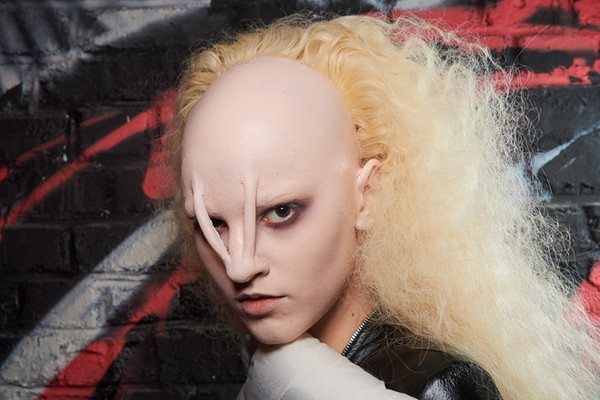 Nhà thiết kế Rick Owens làm khán giả hoảng sợ với dàn mẫu kì dị trên sàn catwalk ảnh 5 Trông các nàng mẫu như bước ra từ các bộ phim Star Trek