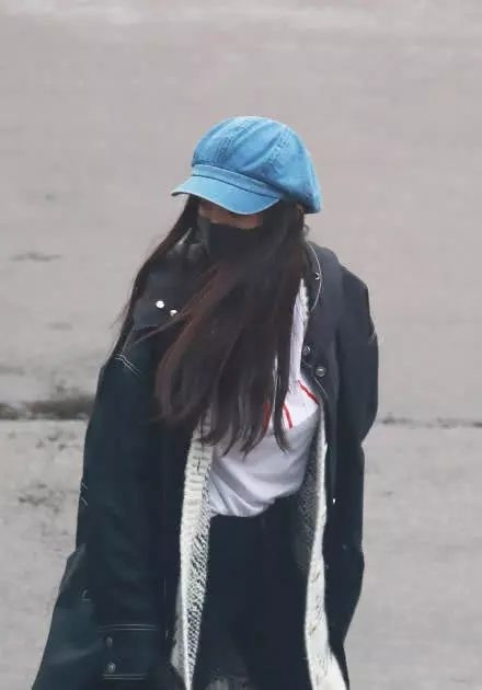 Con gái Dương Mịch lộ mặt sau khi cha mẹ ly hôn và biểu cảm của cô bé gây chú ý lớn - Ảnh 2.