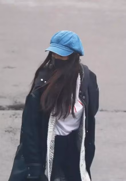 Con gái Dương Mịch lộ mặt sau khi cha mẹ ly hôn và biểu cảm của cô bé gây chú ý lớn - Ảnh 2.