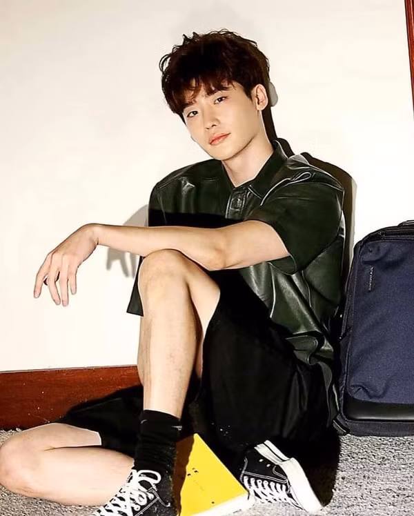 Cùng ngắm những bức ảnh tuyệt đẹp của Lee Jong Suk trước ngày nhập ngũ