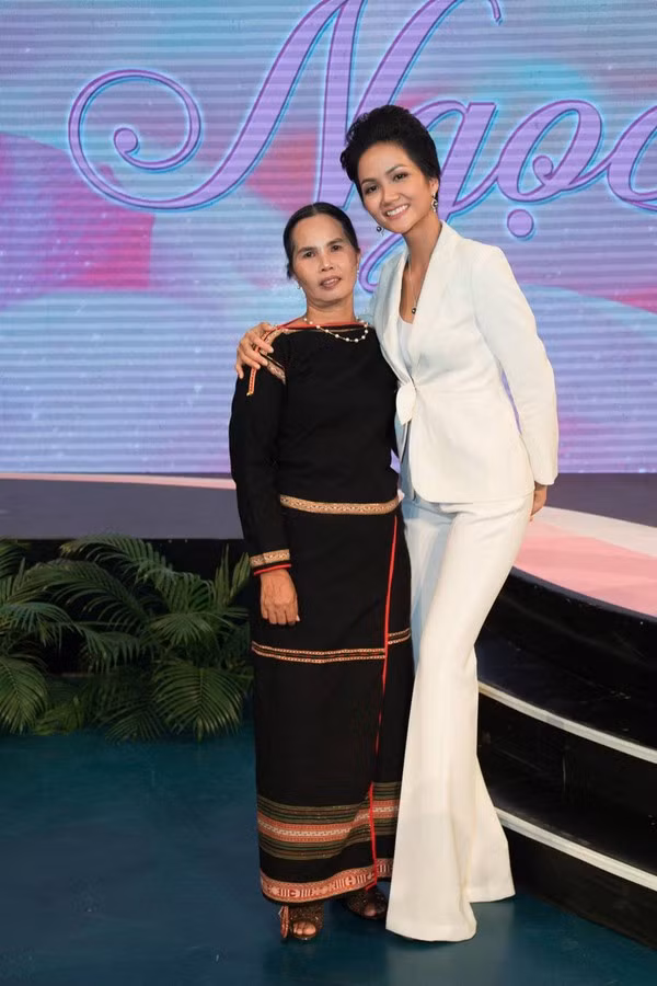 HHen Niê bật mí quà 8/3 tặng mẹ: Giá trị lớn nhưng vẫn thập phần ý nghĩa!