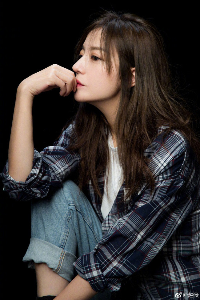 Triệu Vy lộ ảnh ngoài đời trái ngược hoàn toàn với trên mạng: Mặt mộc già xọm, nhăn nheo khó tin - Ảnh 6. Triệu Vy lộ ảnh ngoài đời trái ngược hoàn toàn với trên mạng: Mặt mộc già xọm, nhăn nheo khó tin - Ảnh 6.