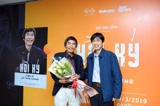 TS Lê Thẩm Dương và Nhà báo Nguyễn Tuấn Anh – Thư ký Tòa soạn báo Sinh Viên Việt Nam, Trưởng ban biên soạn các bộ sách của TS Lê Thẩm Dương.