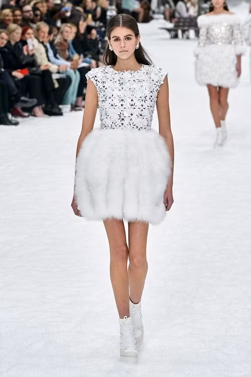 nguoi mau oa khoc tren san dien cuoi cung cua karl lagerfeld hinh anh 6