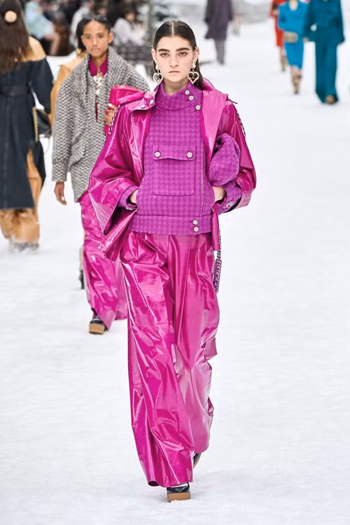 nguoi mau oa khoc tren san dien cuoi cung cua karl lagerfeld hinh anh 11