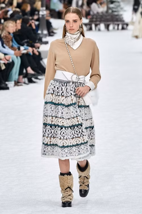 nguoi mau oa khoc tren san dien cuoi cung cua karl lagerfeld hinh anh 9