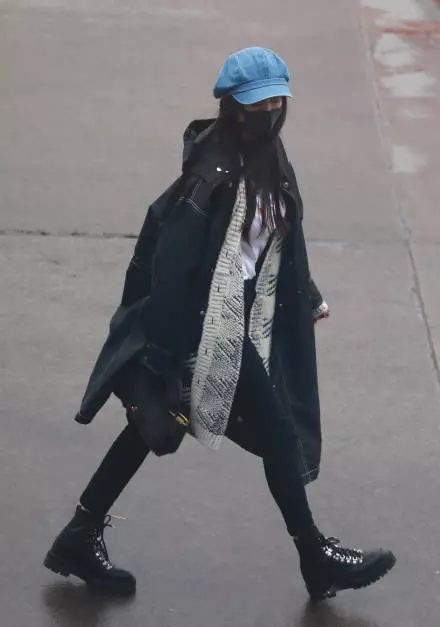 Con gái Dương Mịch lộ mặt sau khi cha mẹ ly hôn và biểu cảm của cô bé gây chú ý lớn - Ảnh 1.