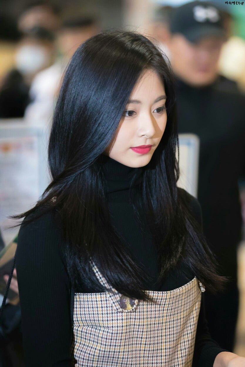 Tzuyu (Twice): Nữ ca sĩ sinh năm 1999 thuộc nhóm "nữ thần thế hệ mới", được truyền thông Hàn Quốc ca ngợi hết lời vì khuôn mặt xinh đẹp và vóc dáng mảnh mai. Trong nhóm nhạc toàn người đẹp như Twice, Tzuyu vẫn tỏ ra nổi trội. 5