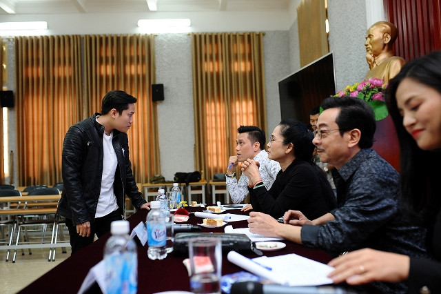 NSND Hoàng Dũng cũng tham gia vào việc "cầm cân nảy mực" để chọn những người trẻ tài năng đóng phim truyền hình. NSND Hoàng Dũng cũng tham gia vào việc "cầm cân nảy mực" để chọn những người trẻ tài năng đóng phim truyền hình.