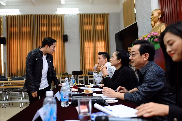 NSND Hoàng Dũng cũng tham gia vào việc "cầm cân nảy mực" để chọn những người trẻ tài năng đóng phim truyền hình.