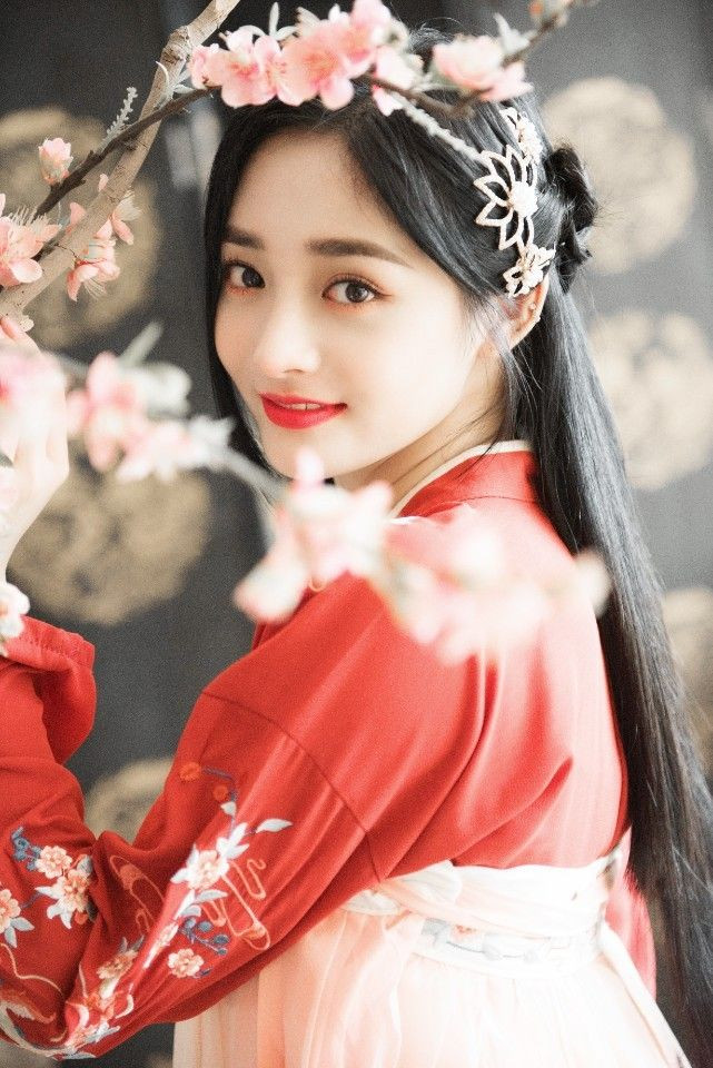 Dung mạo như hoa của mỹ nhân bị đồn hẹn hò với thiếu gia giàu nhất Trung Quốc ảnh 4 Dung mạo như hoa của mỹ nhân bị đồn cặp kè với thiếu gia giàu nhất Trung Quốc Vương Tư Thông-4