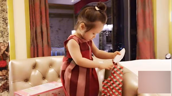 Ngôi nhà cũng rất sang trọng, lộng lẫy với phong cách hoàng gia.