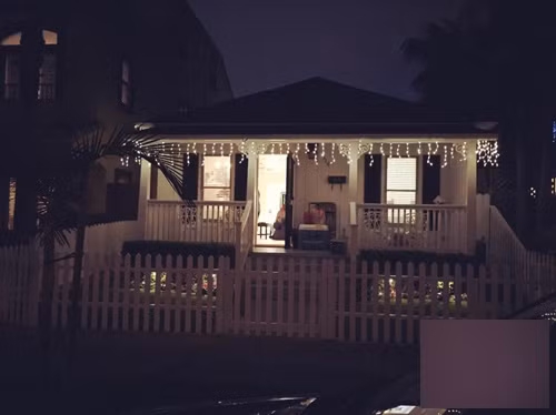 Elly Trần cũng có thêm một căn nhà nhỏ ở nước ngoài, nơi mà mẹ con cô vẫn ở mỗi khi có dịp sang.