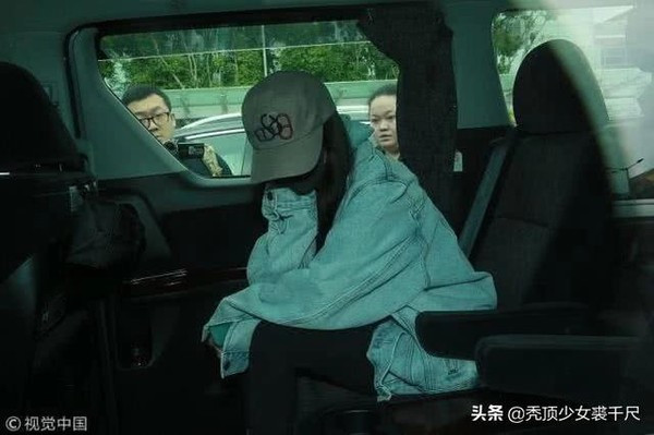 Sau khi được giải oan vụ hẹn hò với Tạ Đình Phong, Dương Mịch tiếp tục đến Hong Kong thăm bé Tiểu Gạo Nếp