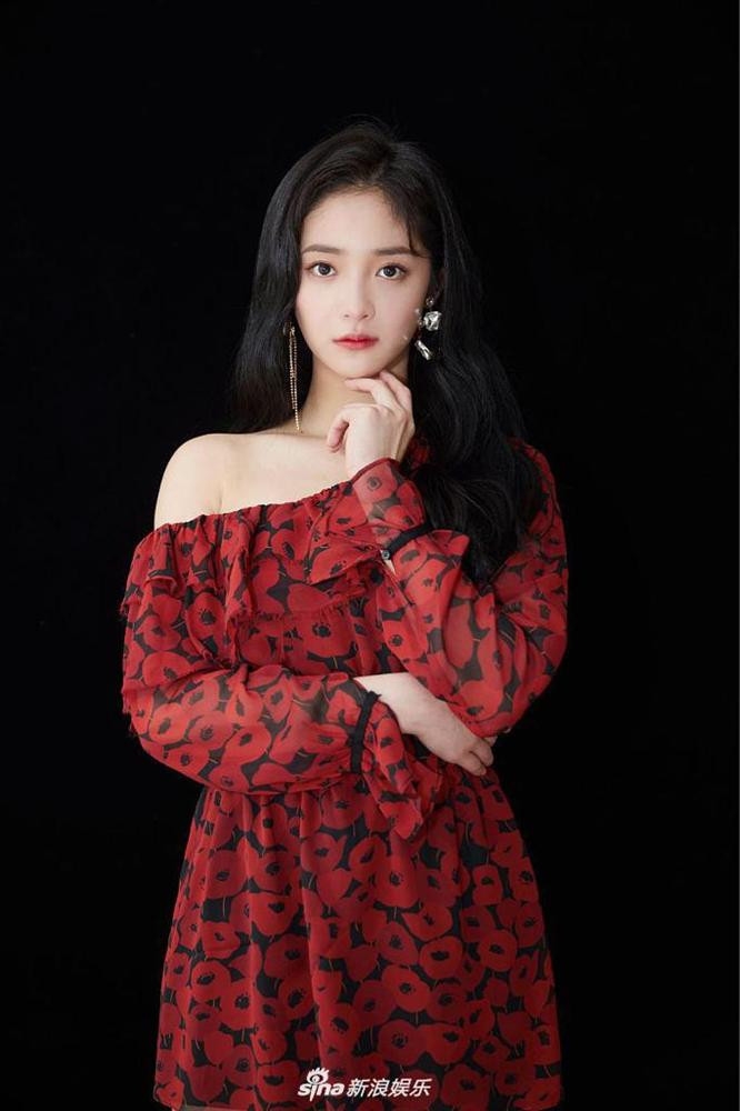 Dung mạo như hoa của mỹ nhân bị đồn hẹn hò với thiếu gia giàu nhất Trung Quốc ảnh 8 Dung mạo như hoa của mỹ nhân bị đồn cặp kè với thiếu gia giàu nhất Trung Quốc Vương Tư Thông-11