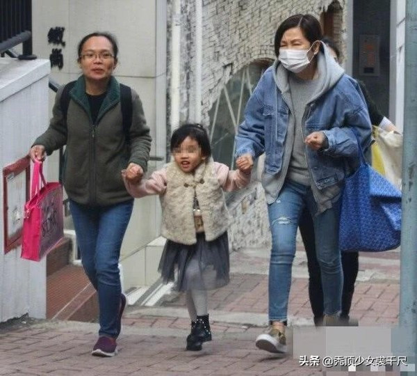 Sau khi được giải oan vụ hẹn hò với Tạ Đình Phong, Dương Mịch tiếp tục đến Hong Kong thăm bé Tiểu Gạo Nếp