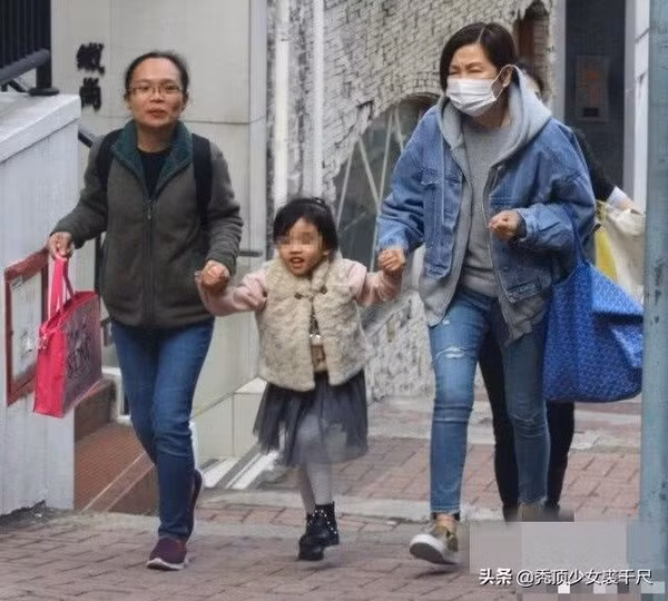 Sau khi được giải oan vụ hẹn hò với Tạ Đình Phong, Dương Mịch tiếp tục đến Hong Kong thăm bé Tiểu Gạo Nếp