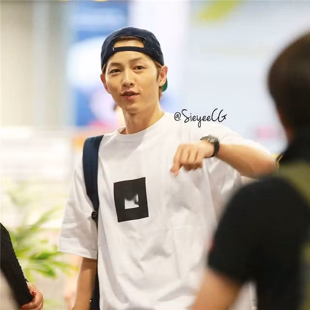 Ơn giời, Song Joong Ki cuối cùng cũng đã chịu đeo nhẫn cưới rồi! - Ảnh 2.