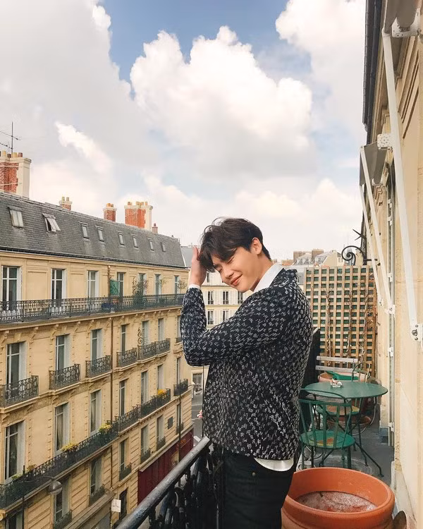 Cùng ngắm những bức ảnh tuyệt đẹp của Lee Jong Suk trước ngày nhập ngũ