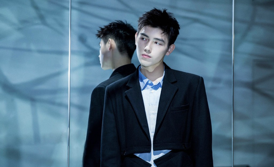 Xuất hiện nữ sinh với khí chất băng thanh ngọc khiết y hệt Tiểu Long Nữ, bước ra từ trường thi nghệ thuật - Ảnh 5. Xuất hiện nữ sinh với khí chất băng thanh ngọc khiết y hệt Tiểu Long Nữ, bước ra từ trường thi nghệ thuật - Ảnh 5.