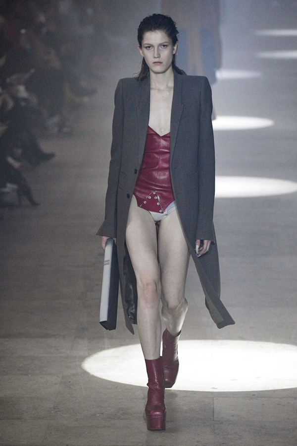 Nhà thiết kế Rick Owens làm khán giả hoảng sợ với dàn mẫu kì dị trên sàn catwalk ảnh 6 Phong cách quyến rũ pha cá tính nổi bật xuyên suốt trong các thiết kế của Rick Owens