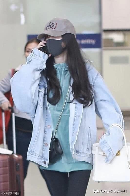 Sau khi được giải oan vụ hẹn hò với Tạ Đình Phong, Dương Mịch tiếp tục đến Hong Kong thăm bé Tiểu Gạo Nếp