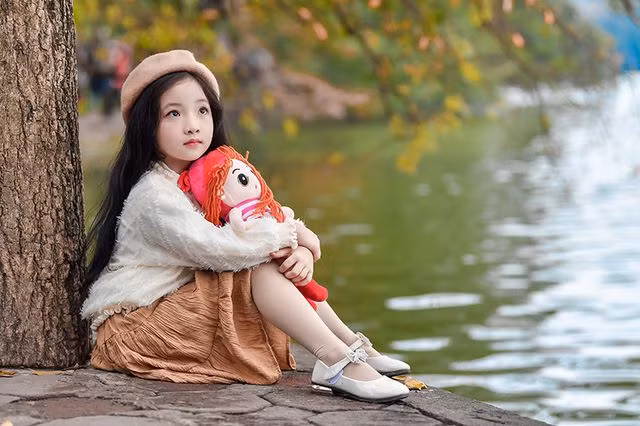 Gặp lại “em bé Hà Nội” xinh như búp bê trên phố mùa thay lá