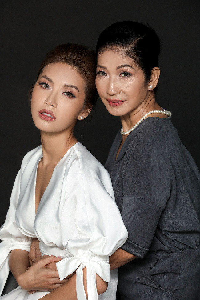 Chụp ảnh cùng con gái, mẹ Minh Tú khiến ai cũng xuýt xoa vì quá trẻ trung, xinh đẹp - Ảnh 10.