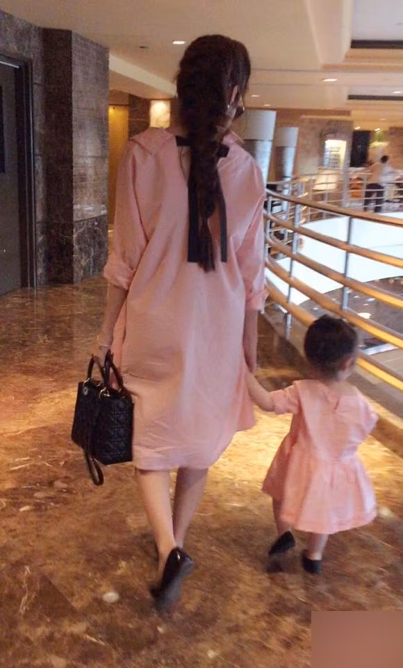 Không chỉ thế, ở Việt Nam, Elly Trần cũng có cuộc sống sang chảnh đáng thèm muốn. Hồi mới sinh Cadie, Elly Trần hầu như không làm việc mà chủ yếu chỉ nhàn nhã tận hưởng những thú vui như đi chơi… 