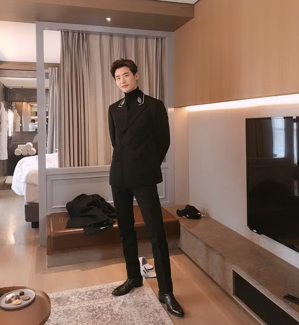 Cùng ngắm những bức ảnh tuyệt đẹp của Lee Jong Suk trước ngày nhập ngũ