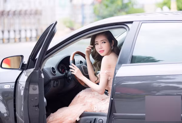 Elly Trần còn sở hữu một vài chiếc xe đắt đỏ.